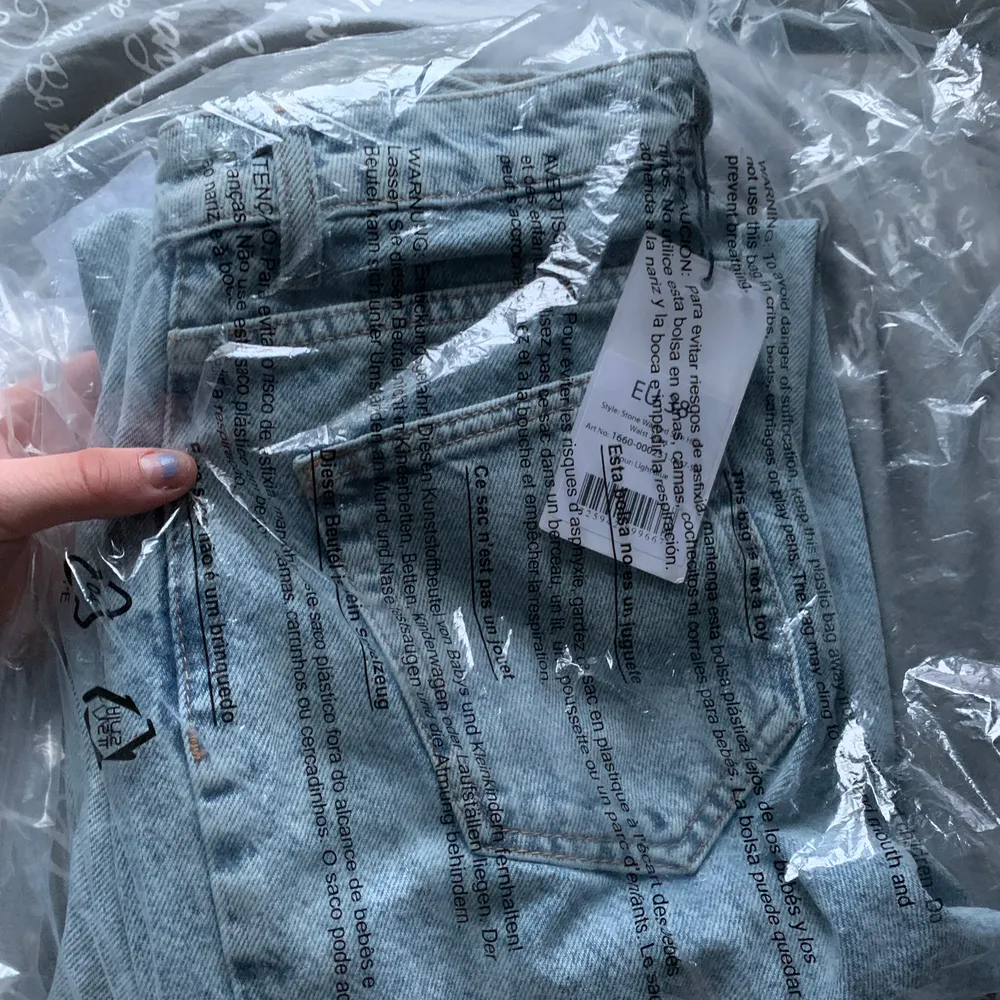 Fick hem dessa snygga jeans i fel storlek och tappade tyvärr bort frakt sedeln, där av säljer jag dessa. Ord pris 499kr, mitt pris 400. Storlek 38🌸. Jeans & Byxor.