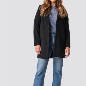 Världens bästa kappa! - Snygg svart vinter/höst kappa NakdxLinn Ahlborg (slutsåld). Passar strl 34- mindre 38. Jag är 165cm och den slutar en bit ovanför knäna på mig (modellen på första bilden är 173). Litet hål inuti armen som varken stör eller syns och som jag kan sy ihop. Annars väldigt bra skick. Pris kan diskuteras vid snabbt köp!