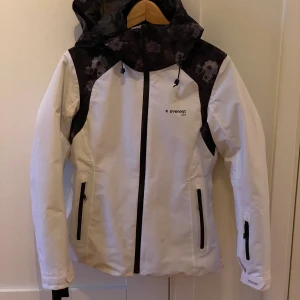 Jacka - En jätte snygg skid jacka! Skriv privat för fler bilder på jackan! 