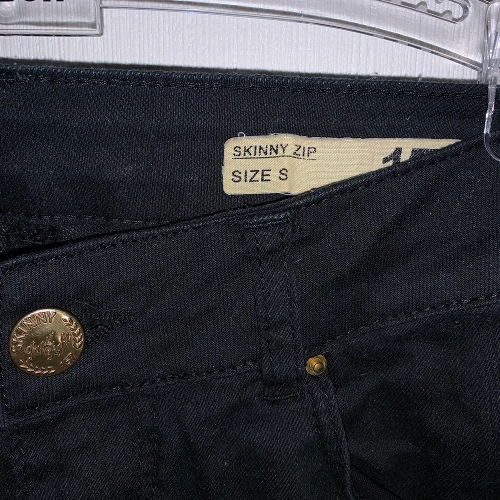 Svarta jeans från Lager 157. Storlek S skinny zip (passar mig som har strl 25 i andra byxor). Fint skick, Använda 1 gång. . Jeans & Byxor.