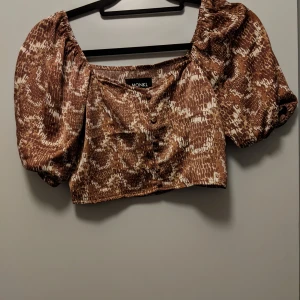 Off shoulder topp med knappar  - Helt ny topp i naturnära färger. Från ASOS Kan bäras off shoulder eller som på bilden.  Säljer pga att den är för liten. 