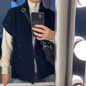 Stickad väst - Stickad väst från Boomerang i storlek XS. Som allt annat jag säljer är även denna näst intill oanvänd🥰 