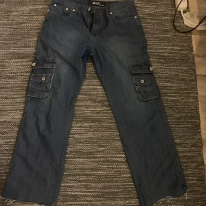 Jeans cargopants - As feta cargopants i jeansmaterial! Passar både killar och tjejer och de flesta storlekarna beroende på hur man vill att de ska sitta. Sitter snyggt och baggy på mig som har S!🥳 har ej möjlighet att mäta innerbens längd men passar mig som är 165, men man kan ha de om man är både längre och kortare då man kan klippa av de och ha de längre ner/längre upp. TROR DE ÄR RESERVERADE. 