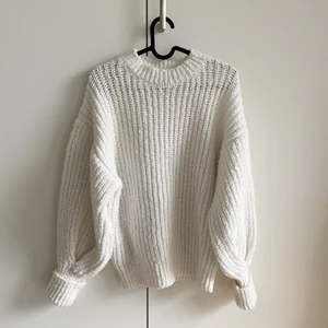 VIT STICKAD TRÖJA - Vit stickad tröja i nyskick. Från Mango.