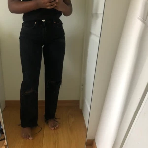 Raka jeans från Gina tricot - Nypris 599kr. Jätte fina svarta raka jeans 