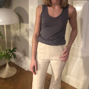 Mörkgrått Moscow linne  - Ett mörkgrått Moscow linne i en varm ton. Lite snyggare om man stryker det först, annars i gott skick! Strl M, skriv för mer info! 