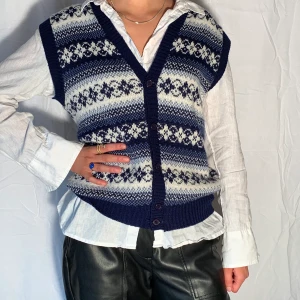 Trendig stickad väst - Storlek: M Färg: Blå mönstrad! Fler bilder? Kontakta oss!