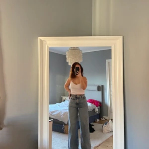 Gina tricot jeans - Säljer ett par vida Jeans från Gina tricot, storlek 34. Jag är 160 cm och de är för långa för mig. OBS: På första bilden står jag på tå. Använt ca 2 gånger. Köpta för 599kr säljer för 190. Går att buda på. Köparen står för frakten.❣️