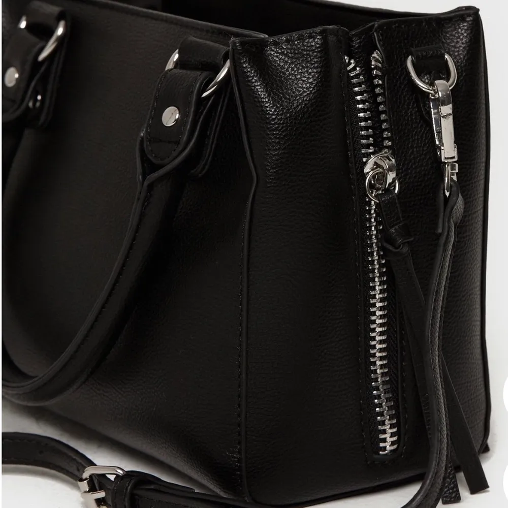 En fin svart handväska med Axelband k läderimitation från Nelly, sparsamt använd så är i mycket fint skick! Nypris 299kr, köparen står för frakt. Accessoarer.