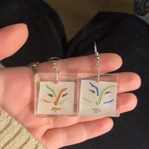 Egengjorda örhängen - Detta är en intressekoll på om någon vill köpa mina egengjorda örhängen! Detta är inte det enda paret utan är intresset högt så ser jag till att göra fler. Först till kvarn på detta paret, sen om fler vill ha så kommer dom vara färdiga till nästa vecka! Köparen står för frakten❤️