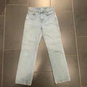 Weekday jeans voyage - Jag säljer mina weekday jeans i voyage storlek W25 L30💕 säljer på grund av att de blivit för små. Köptes för ett år sedan och är i fint skick!✨  Tveka inte med att höra av dig om du har några frågor💕 
