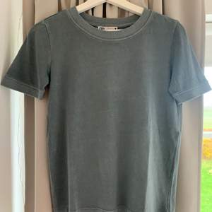 Helt oanvänd grå t-shirt från zara i storlek S. Helt oandvänd och har lappen kvar ✨ Köparen står för frakt
