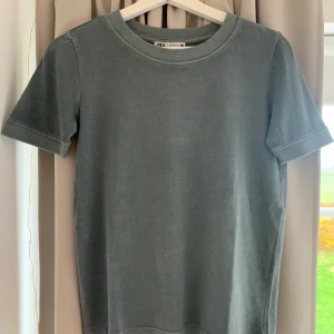 Zara T-shirt  - Helt oanvänd grå t-shirt från zara i storlek S. Helt oandvänd och har lappen kvar ✨ Köparen står för frakt