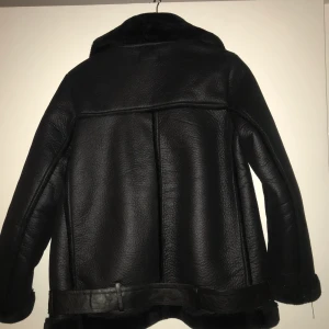 Svart jacka pretty little thing strl S - Svart jacka från pretty little thing. Köpt för 800 kr, storlek S. Använd förra vintern fåtal gånger. 