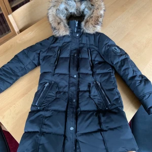 Rockandblue Arctica, strl 40 - Jacka från Rockandblue med äkta päls inuti luvan samt på kragen. Mycket bra skick, inga skador. Nypris: 5299kr. 