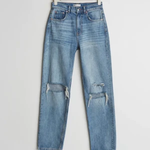 90’s jeans från gina tricot - säljer mina snygga byxor från gina 🥺🥺. Storlek 42 men sitter fint på 40, nypris är 599kr och jag köpte dem för ungefär tre månader sedan & de är inte alls mkt använda. Budgivning i kommentarer. Bud från 300kr+frakt🌸✨