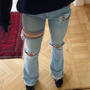 Zara jenas - Snygga ljusblåa jeans från Zara! Slitningarna och hålen har jag gjort själv. Har vikt upp dem nertill men går att vika ner, något slitna nertill.💕