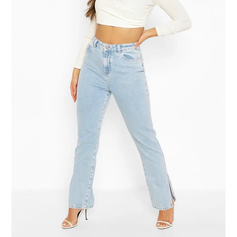 Sjukt snygga blåa jeans med slits ifrån boohoo. Är från petite avdelningen så är väldigt små i modellen. Dem är i storlek 38men kan nog också passa en  36. Jeansen är aldrig använda och lapparna sitter kvar!. Jeans & Byxor.