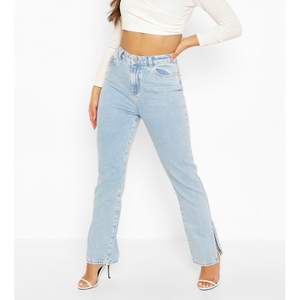 Sjukt snygga blåa jeans med slits ifrån boohoo. Är från petite avdelningen så är väldigt små i modellen. Dem är i storlek 38men kan nog också passa en  36. Jeansen är aldrig använda och lapparna sitter kvar!