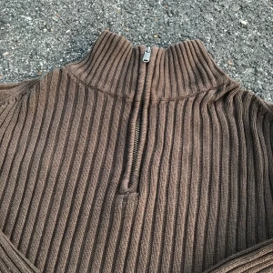 Brun zip up kofta - Brun zip up kofta! 🙈 Frakt tillkommer på 63kr (postnord spårvart)  Dessa är enda bilderna som jag har på plagget! :)