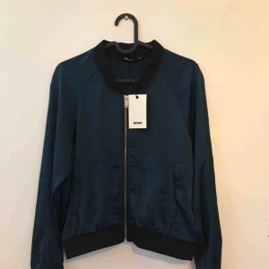  - Helt ny kofta från bokbok. Nypris 298kr