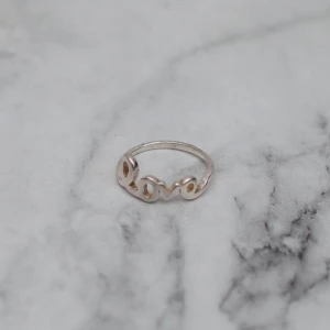  - Fin ring i äkta silver, knappt använd. Ca 16-17mm. Fri frakt vid köp över 100:-.