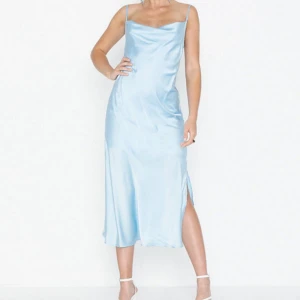  - Helt ny/oanvänd(pga aning för stor för mig)ljusblå satinklänning från Nelly som är slutsåld i denna färg! Prislappen kvar! Nypris: 349:- Bild 2 är min❤ Frakt: 59:- Postnords M-emballage. Buda från 250!! Skriv bud privat till mig vid köpintresse.