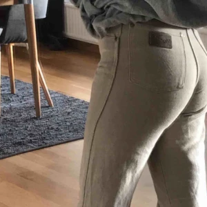  - Assnygga beiga vida jeans från wrangler, sparsamt använda då jag har ett liknande par jeans. Köpta för 949kr