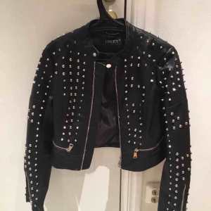  - Skinnjacka med nitar