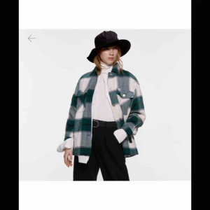  - Intressekoll på den populära jackan från zara! Kan tänkta mig att byta mot den blå. Tror den är slutsåld, men är lite osäker. 💕buda från 350kr