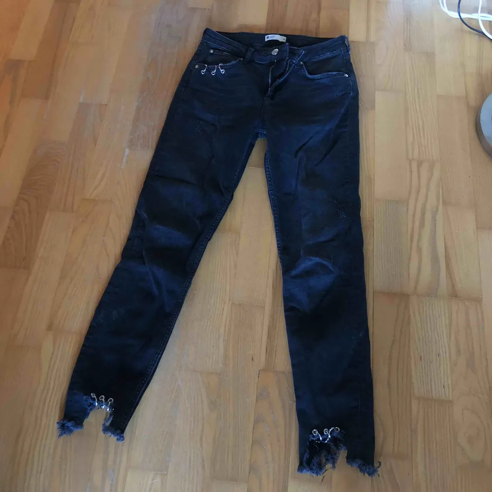 Men asså nej.. världens snyggaste jeans med så otroligt trendiga detaljer, måste jag nu tyvärr sälja då dom blivit för små.. storlek 38 men passar snarare en 36. Tight modell men ändå lite stretch! Så snygga med ett par svarta sneakers🖤 dom är svart/gråa. Jeans & Byxor.