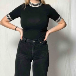  - Skitsnygg t-shirt med randiga ärmar och krage. Möter upp i Malmö annars står köparen för frakten. Frakt: 40kr