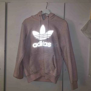  - En äkta adidas hoodie med reflex tryck! Säljer för jag aldrig använt typ! Pris kan diskuteras ! 