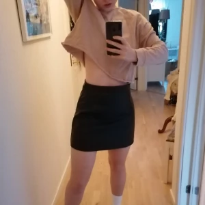  - Trendig skinnkjol (vegansk material) i högmidjad modell! Passar mig som har storlek 36-38 i byxor men är stretching! Lite för kort för min smak men alltså såååå snygg och passande nu i vinter! Frakt blir 27kr (tot 100kr är ok) 🌟 (obs! Kan även sälja tröjan för 35kr!)