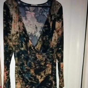  - Superfin klänning i sammetsimmitation, knappt använd, lite stor I storleken, 150 kr + eventuell frakt! 