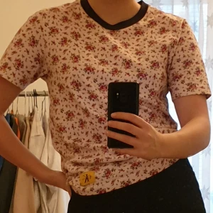  - Säljer en blommig Calvin Kline tshirt. Sparsamt andvänd så skicket känns som nytt. Kan mötas i stockholm eller frakta för 30kr.🌸