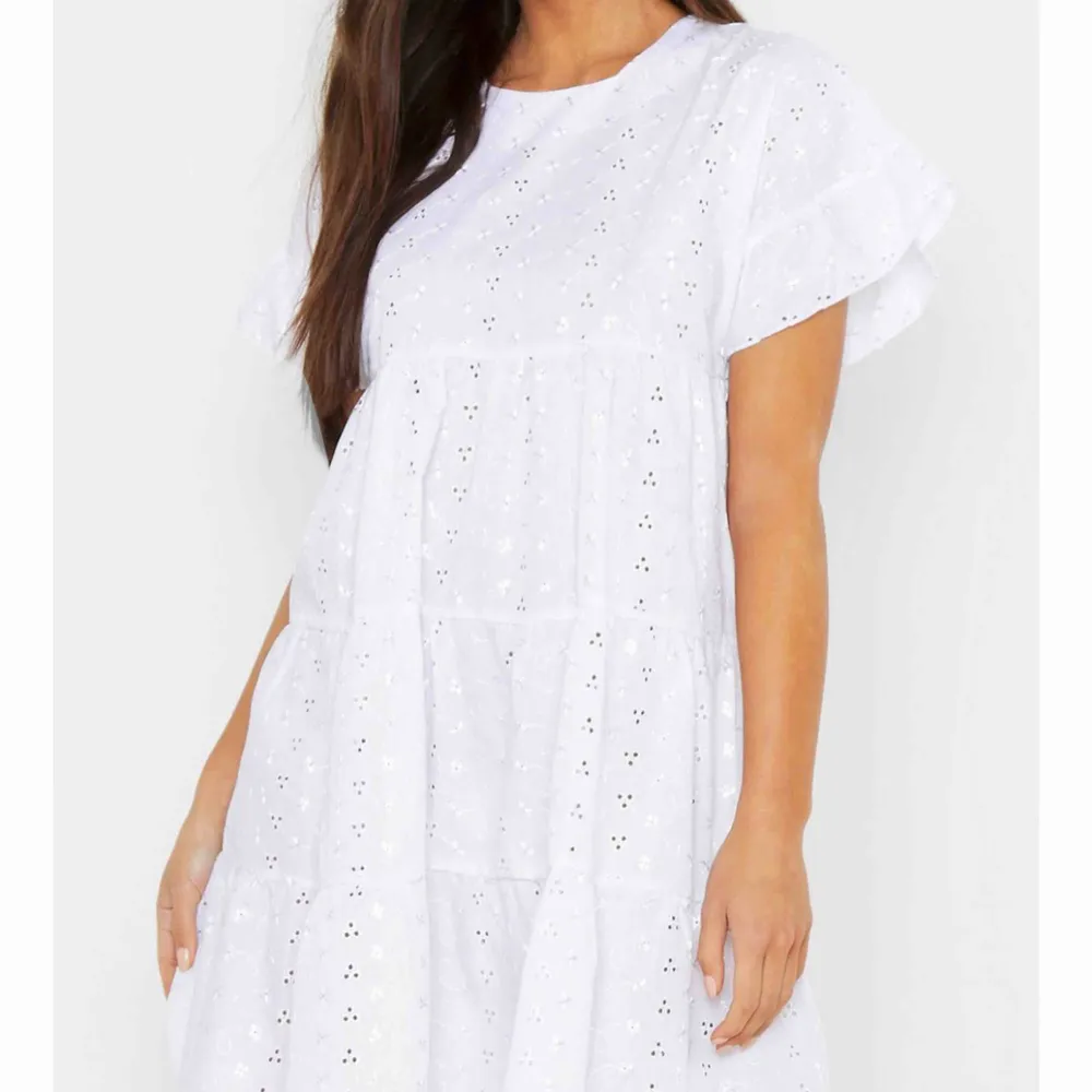 Jätte söt vit klänning från boohoo som jag tyvärr beställde i fel storlek :/ Väldigt coolt med t.ex vita sneakers till!. Klänningar.