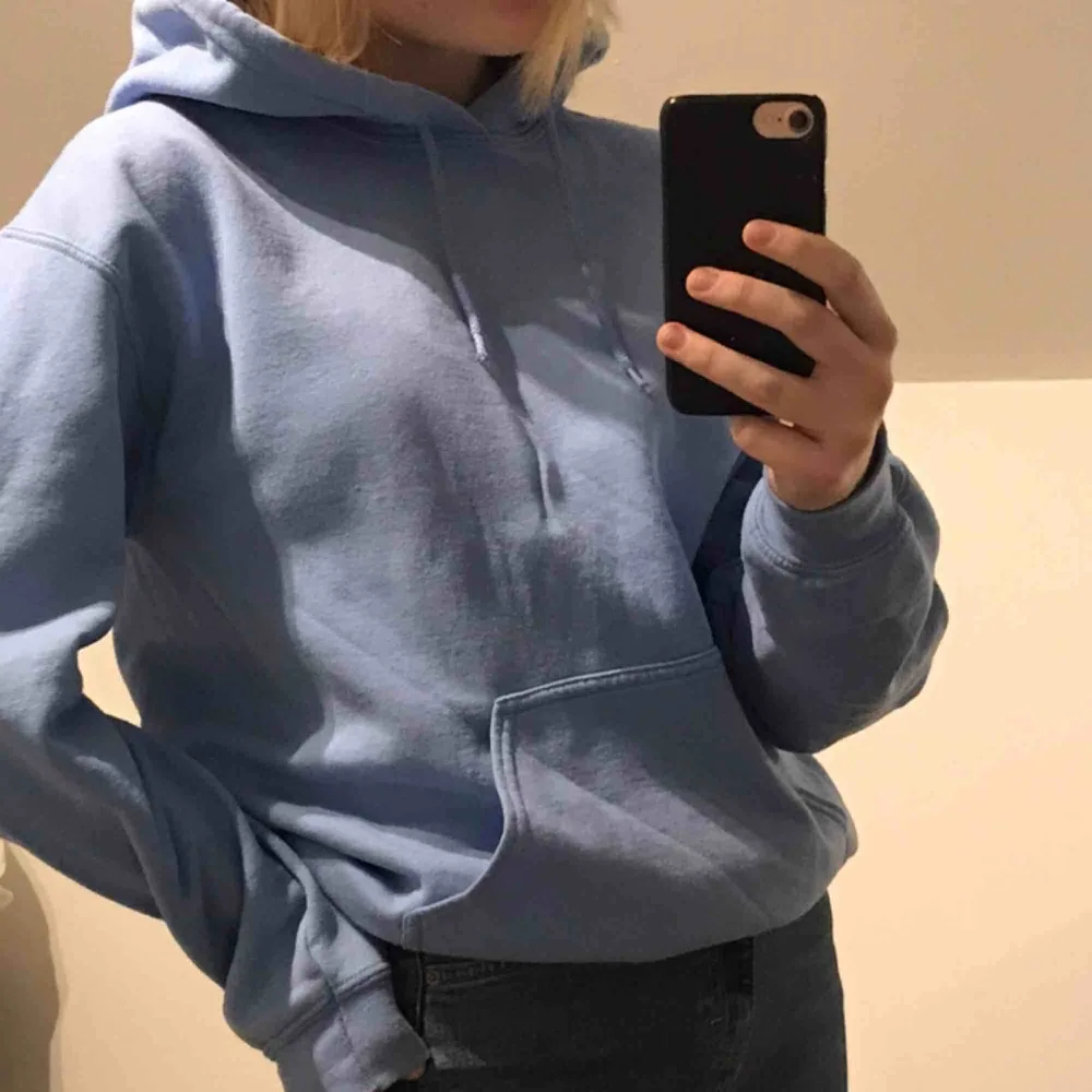 En hoodie från Miss Selfridge i en jättefin ljusblå färg! Köpt i våras i London, och den är i normalt skick🥰 Säljer för 200kr + frakt. Hoodies.