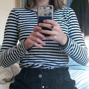  - En jätte fin randig tröja från hm. Storlek 154 men passar liten XS. Bra skick❤️ passar perfekt under en T-shirt eller som den är☺️ köparen står för frakt 🚚 