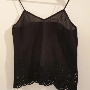  - Top med detaljer. Frakt tillkommer! 