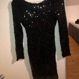  - Svart paljettklänning i storlek XS. Perfekt till nyår! 🎆