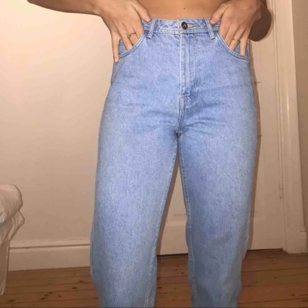 Jeans ifrån Zara, mycket fint skick. . Jeans & Byxor.