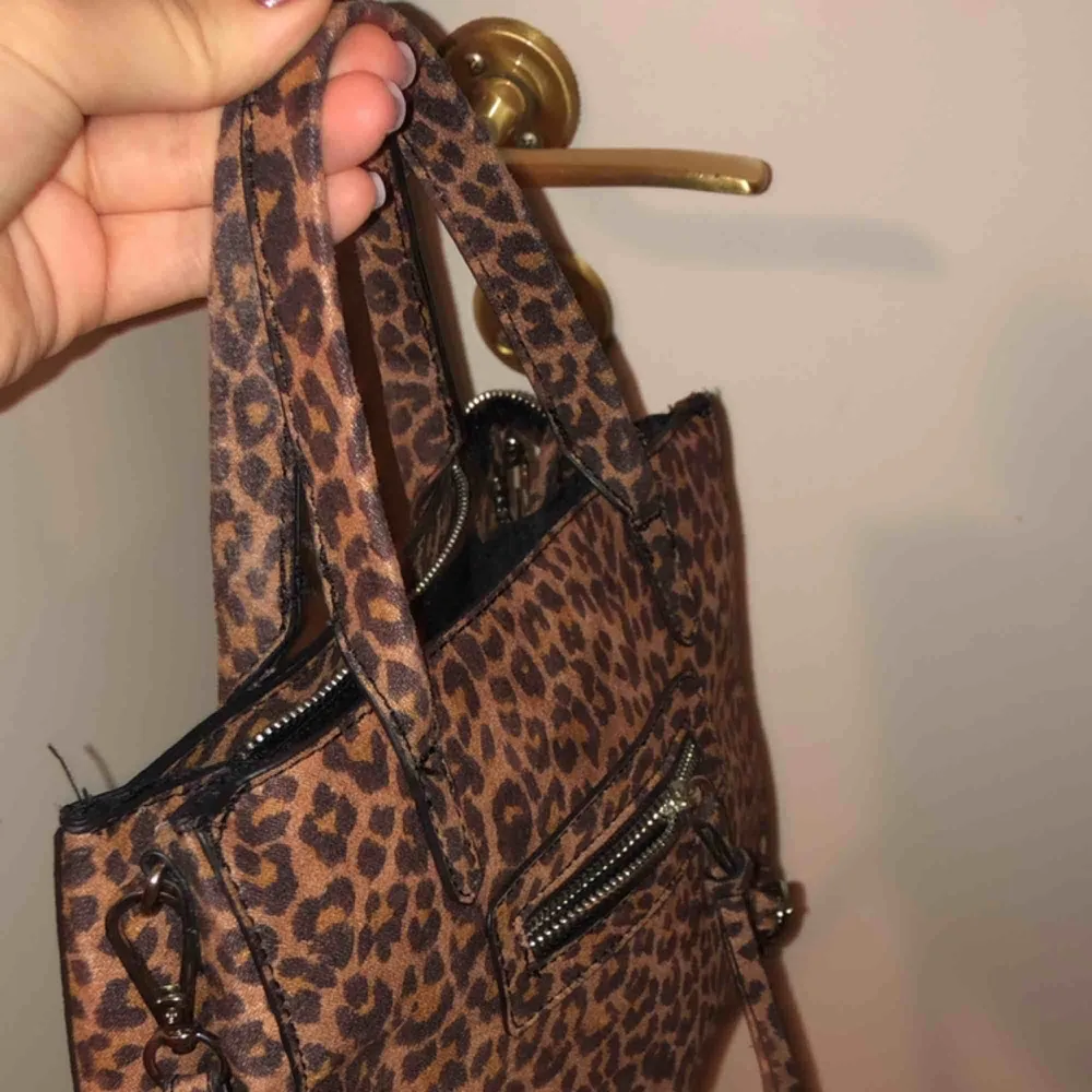 Jättefin leopard mönstrad väska från NLY. Använd ett fåtal gånger. Medelstor. . Väskor.