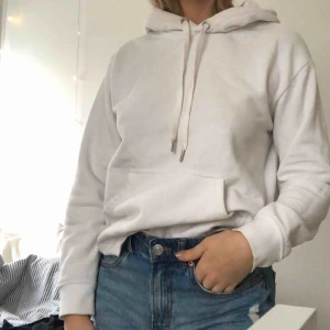  - Säljer min vita hoddie då jag aldrig använder den 😋