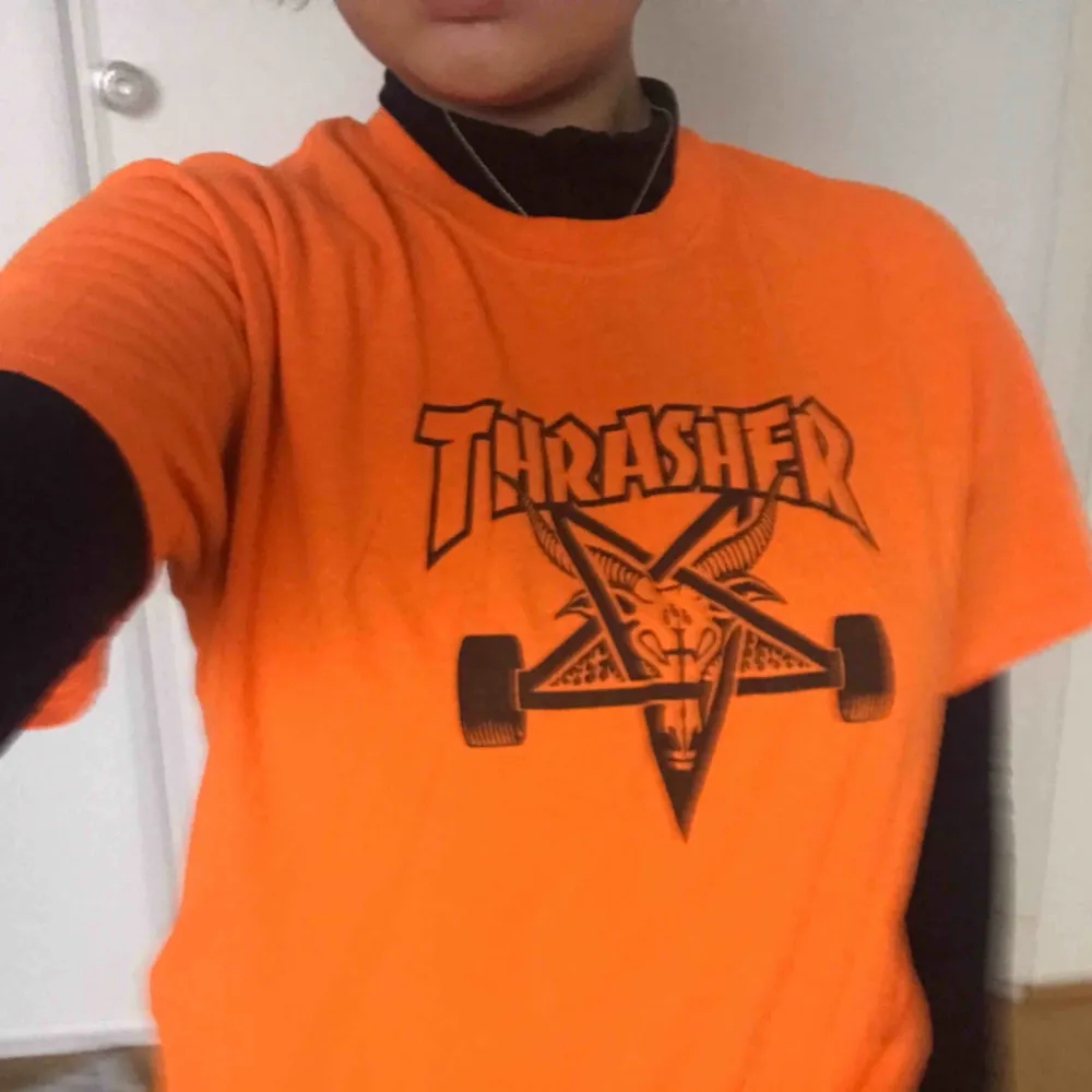 En orange thrasher-tshirt! . T-shirts.
