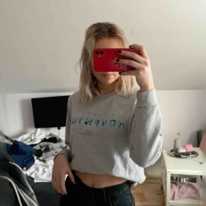  - Grå sweatshirt med tryck passar mig som vanligtvis har xs