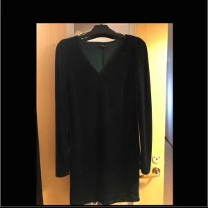  - Klänning använd 1 gång ,  Obs ! Säljs utan Chanel brosch ! 