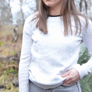  - 🛍En ”flätad”, vit tröja från Gina Tricot. 100% ekologisk bomull. Vid frakt tillkommer extra kostnad.