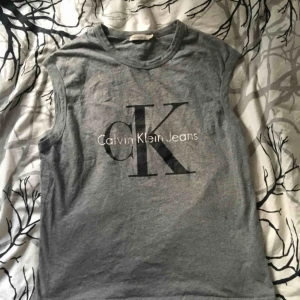  - Calvin Klein linne i stl S  Bra skick!  Frakt tillkommer på 45:-  