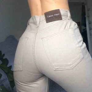  - Drömmens byxor från Calvin Klein. De är insydda i midjan och sitter som en smäck med raka ben!! Passar någon med XS/S😍😍😍